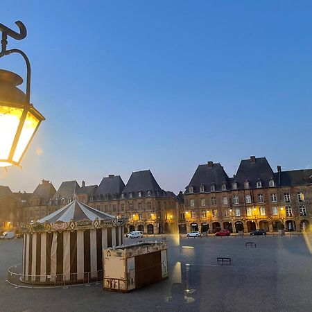 Suites Mana - Matahina Avec Vue Superbe Sur La Place Ducale Et Parking Prive Inclus Charleville-Mezieres Exterior foto