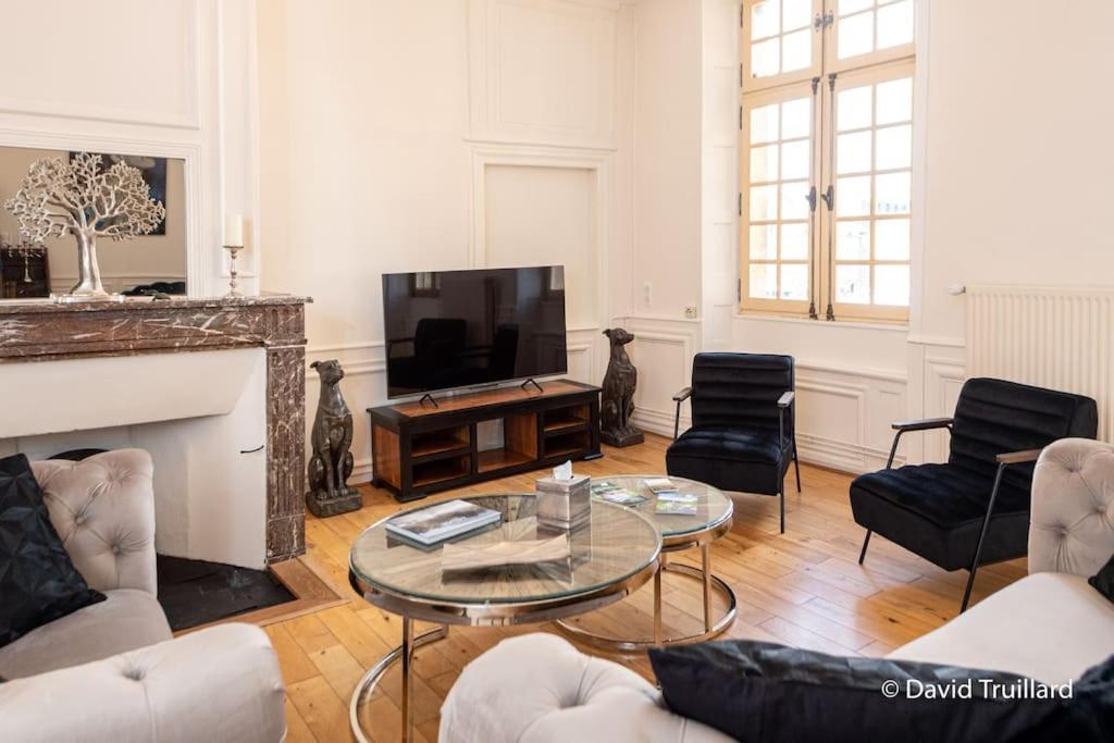 Suites Mana - Matahina Avec Vue Superbe Sur La Place Ducale Et Parking Prive Inclus Charleville-Mezieres Exterior foto