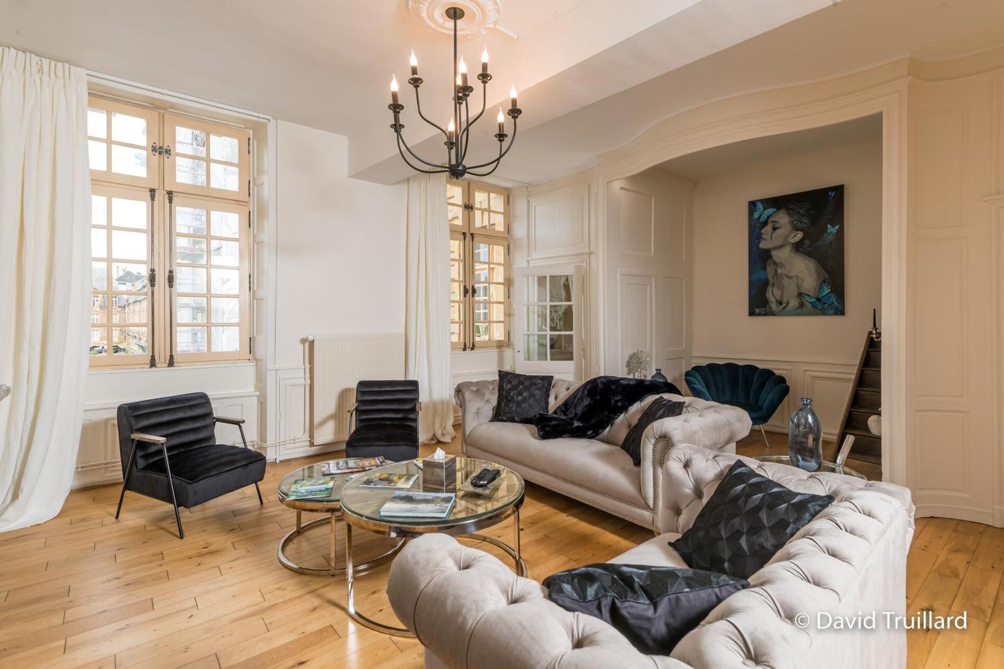 Suites Mana - Matahina Avec Vue Superbe Sur La Place Ducale Et Parking Prive Inclus Charleville-Mezieres Exterior foto