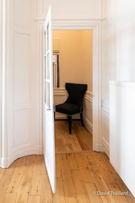 Suites Mana - Matahina Avec Vue Superbe Sur La Place Ducale Et Parking Prive Inclus Charleville-Mezieres Exterior foto