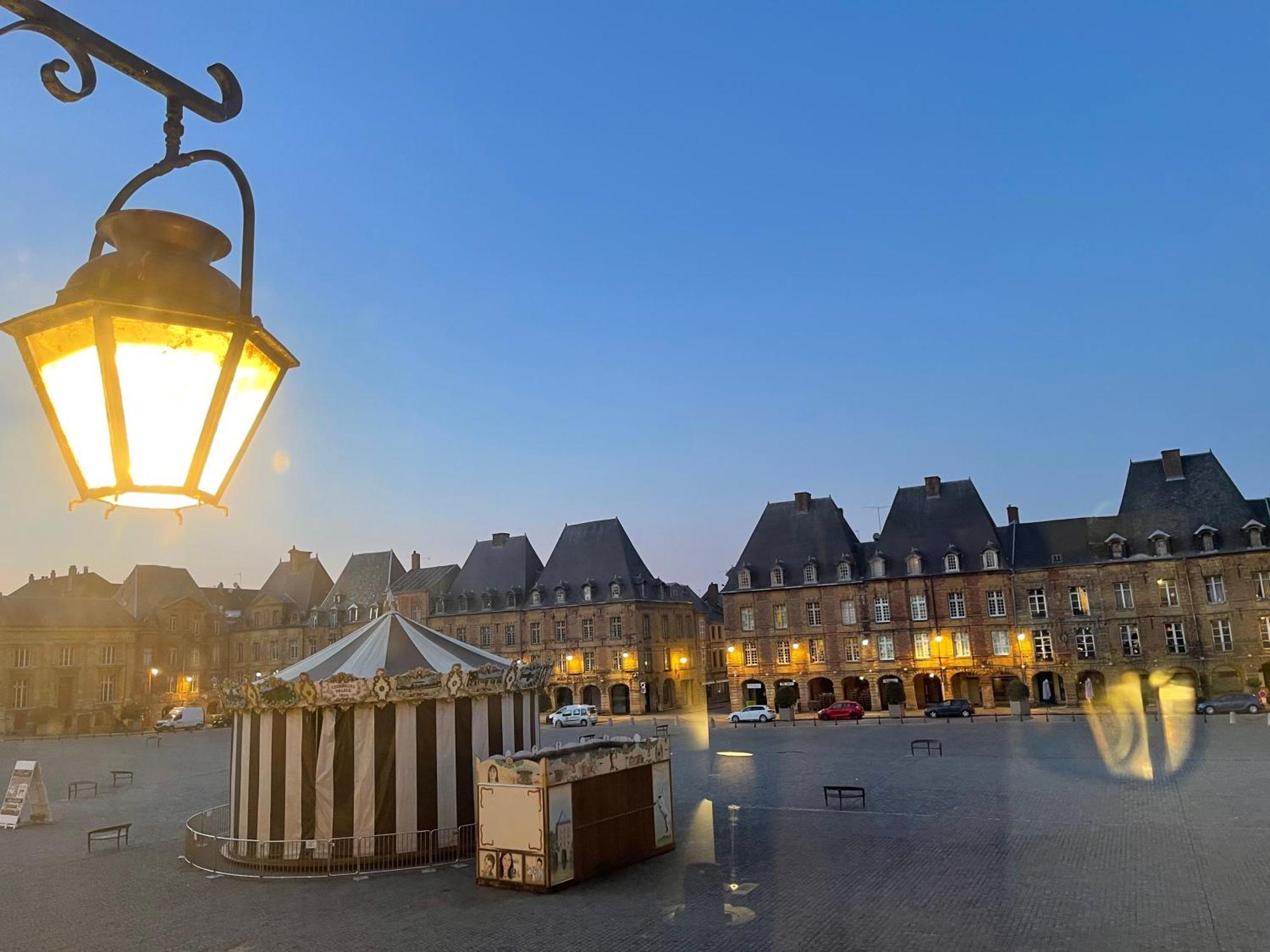 Suites Mana - Matahina Avec Vue Superbe Sur La Place Ducale Et Parking Prive Inclus Charleville-Mezieres Exterior foto