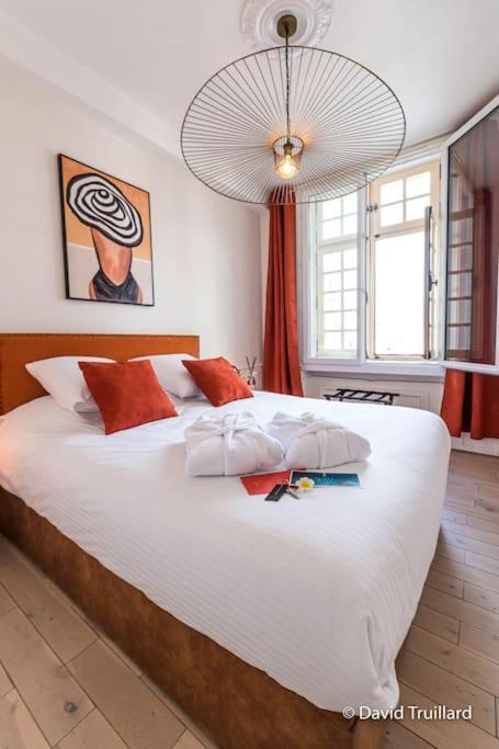 Suites Mana - Matahina Avec Vue Superbe Sur La Place Ducale Et Parking Prive Inclus Charleville-Mezieres Exterior foto